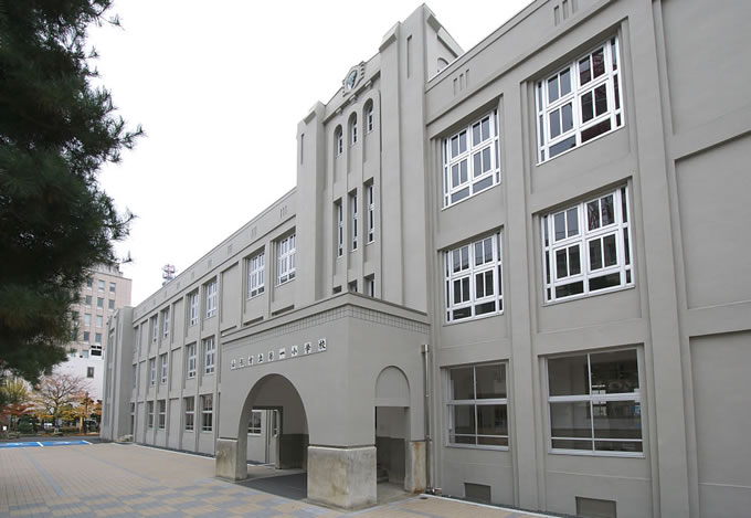 山形市立第一小学校校舎の写真1
