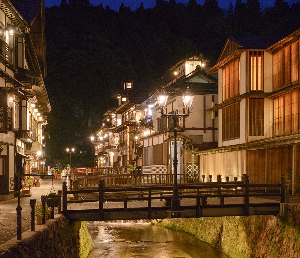 明かりが灯る銀山温泉