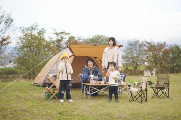 キャンプを楽しむ家族