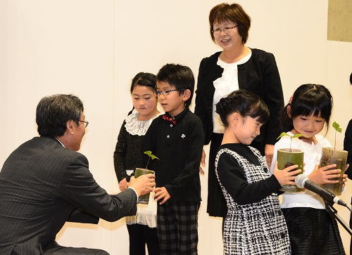 三瀬保育園園児への苗木贈呈