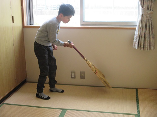 児童が居室の掃除をする様子