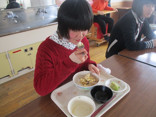 児童が食事をとっている様子4