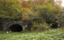 左が栗子隧道、右が栗子山隧道の写真