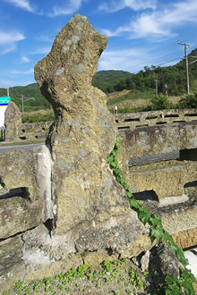 奇岩を模した親柱の写真1