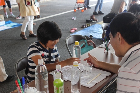 水圧に関する実験の様子