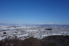 御成山公園からの米沢盆地とそれをとりまく山々の眺め（米沢市）
