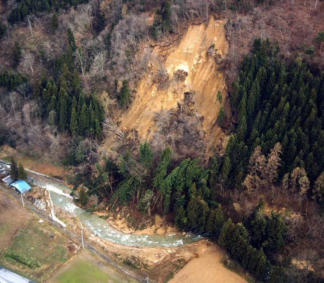 平成12年に東根市で起こった地すべり災害です。