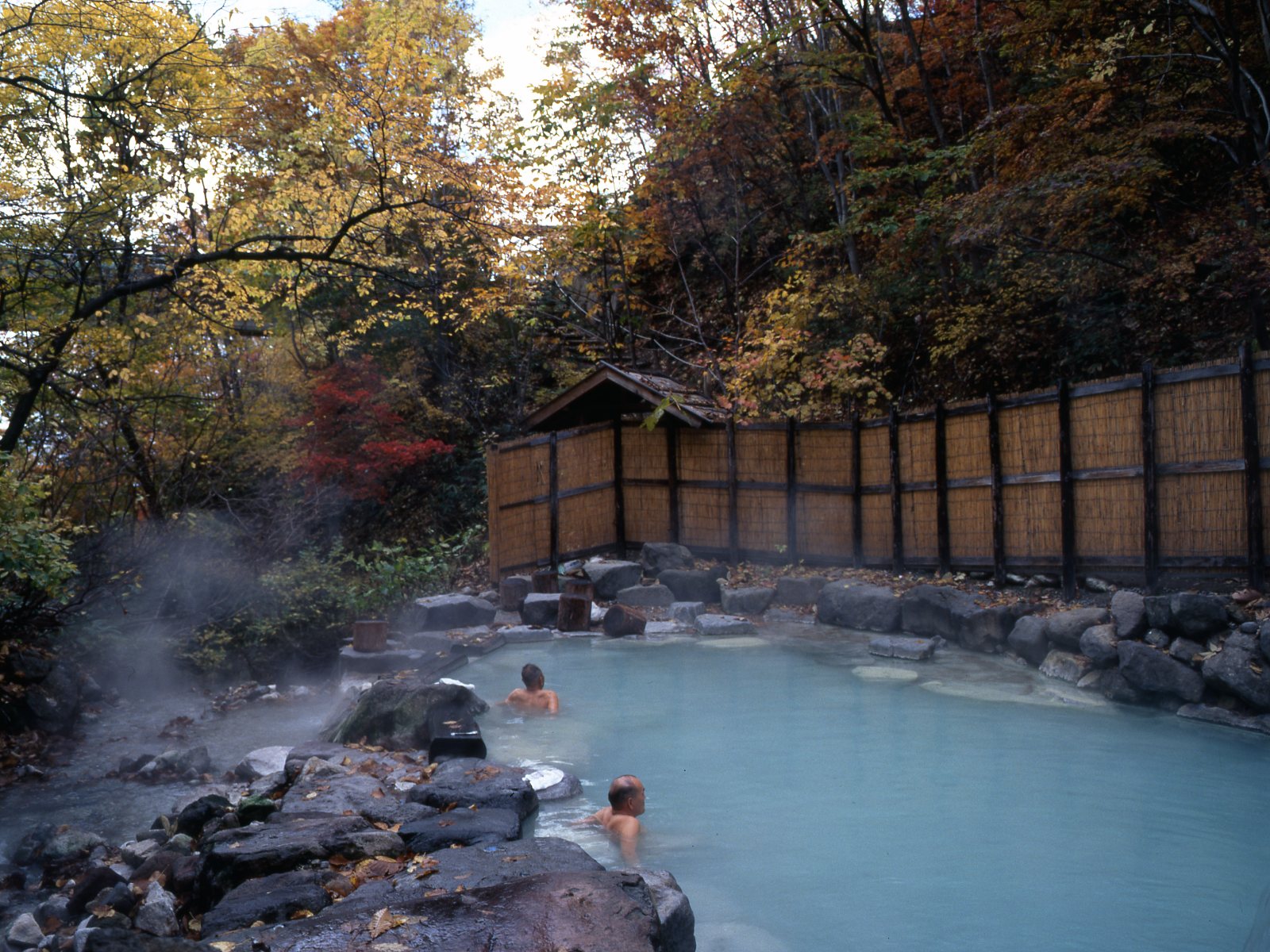 紅葉の蔵王温泉露天風呂